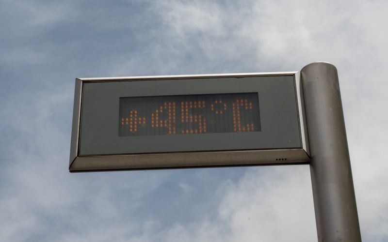 vreme termometer vročina 45 stopinj Celzija
