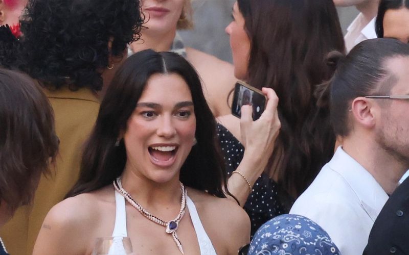 Dua Lipa je nedavno poročno slavje za številne zvezdniške goste organizirala na Siciliji ... Sedaj pa menda že razmišlja o naraščaju.