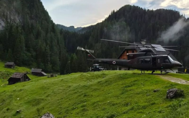 helikopter, planina pri jezeru.jpg