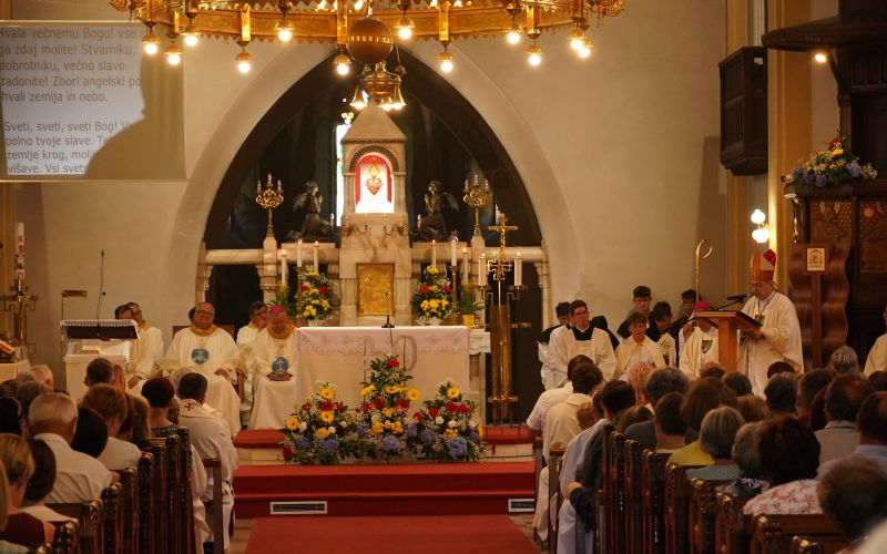 20-letnica-soboske-skofije, 20-letnica-skofije-murska-sobota, stolna-cerkev, verniki, sveta-masa
