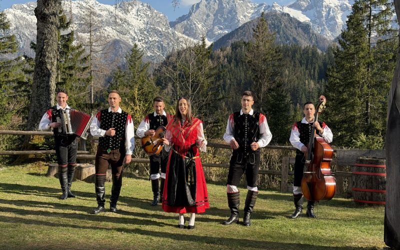 Ansambel Tomaža Rota predstavlja novi valček Reci, da rad me imaš