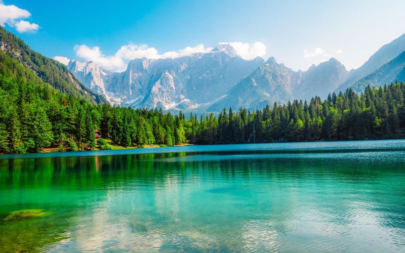 Jezero v objemu gora