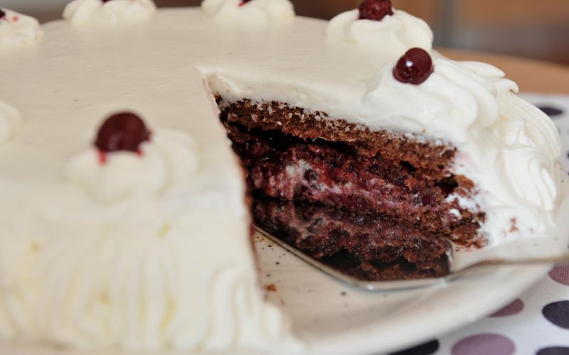 Ajdova torta z višnjami