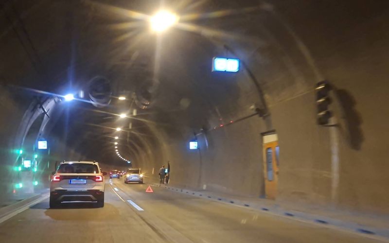 Svet24 zapora tunel primorka.jpg