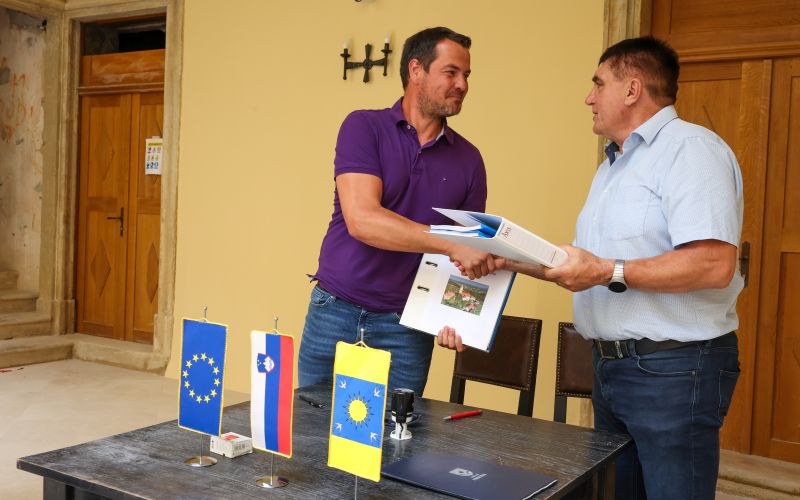 podpis pogodbe 1.jpg