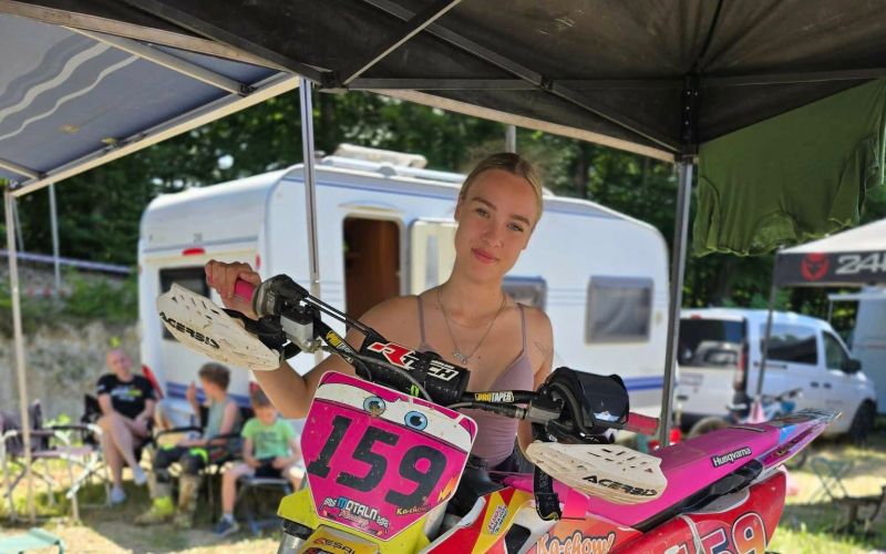 Mia Maša ob svojem motorju s številko 159, s katerim v tej sezoni piše eno najlepših zgodb slovenskega ženskega motokrosa.
