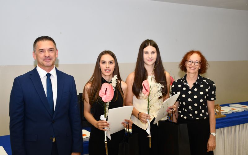 SGLVŠ_diamantni maturantki.JPG