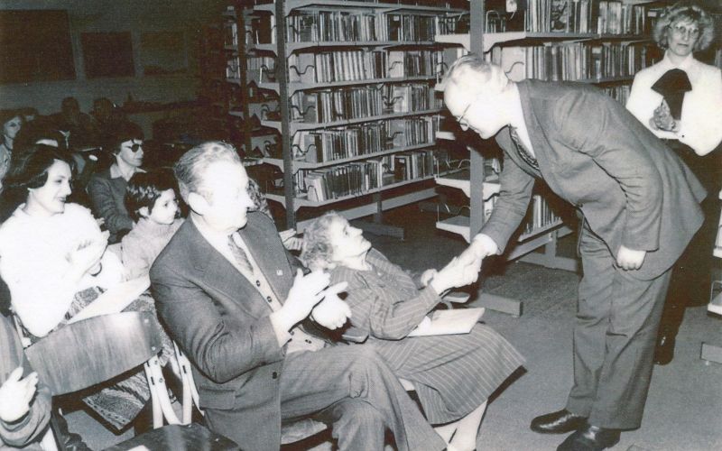 Savica Zorko leta 1986 prejema priznanje.jpg