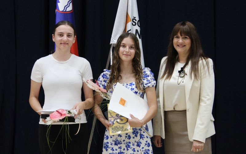 Ravnateljica z diamantnima maturantkama.JPG