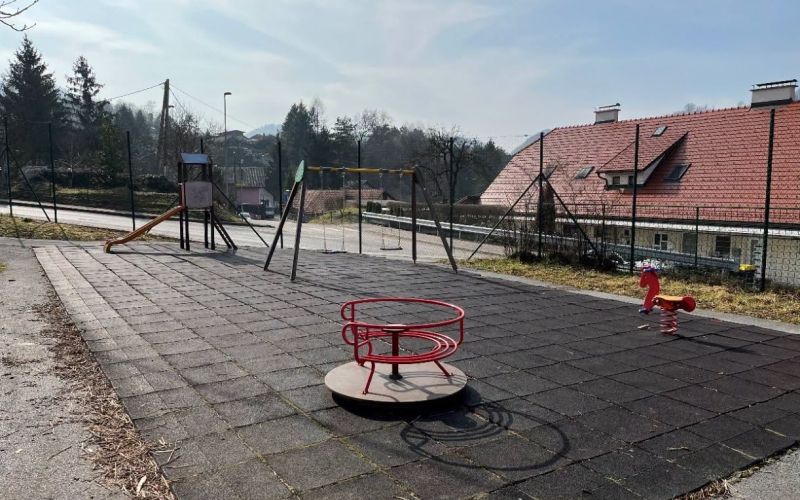 Igrišče Šuštarjeva kolonija Trbovlje.jpg