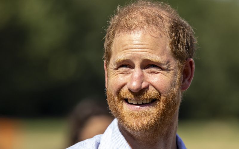 Po julijskem srečanju z očetom se septembra vrača v London, tokrat morda v Buckinghamsko palačo.