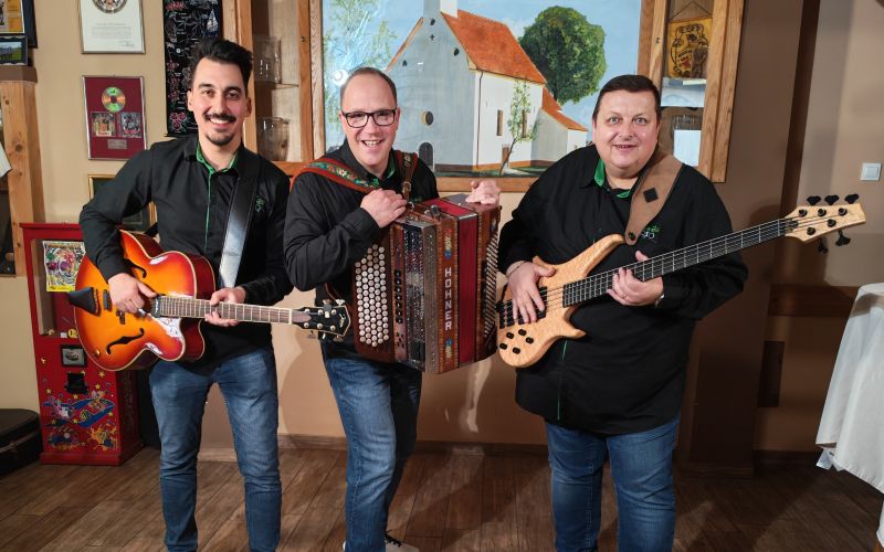 Haloški trio.png