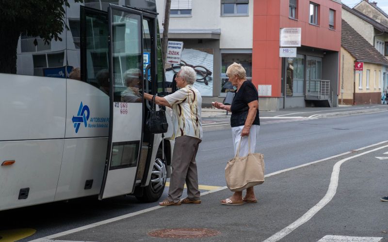 upokojenci, avtobus, čakanje, simbolič, avtobusna-postaja, čakanje-na-avtobus