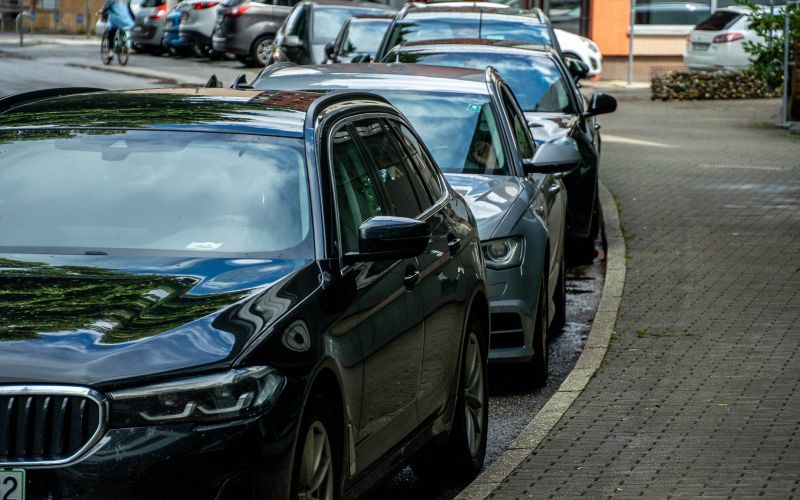 avtomobili, simbolicna, parkiran-avotmobil, parkiranje