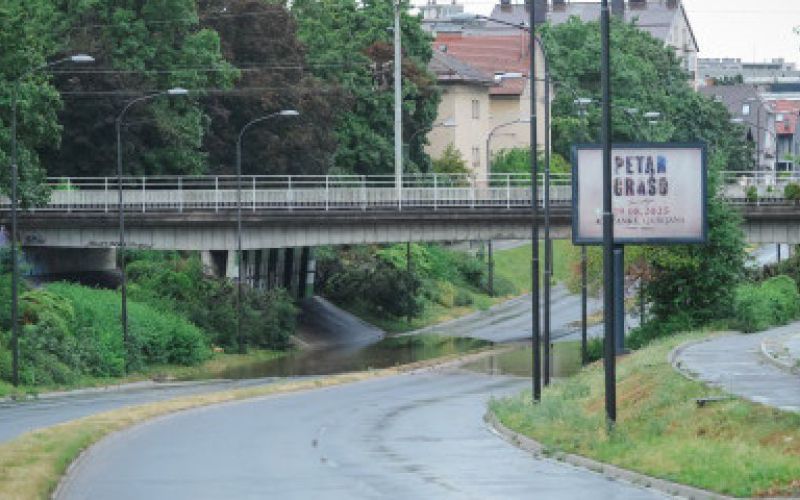 Poplavljen podvoz na Drenikovi ulici.