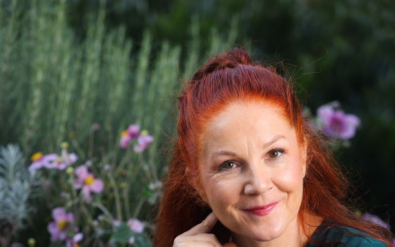 Sonja Javornik s svojo avtorsko knjigo Kako graditi odnose, ki je izšla pri založbi Vida.