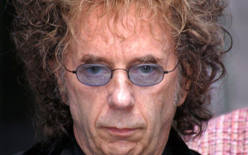 Phil Spector pred sodiščem v Los Angelesu leta 2004. Glasbeni genij je vse bolj postajal osrednja os