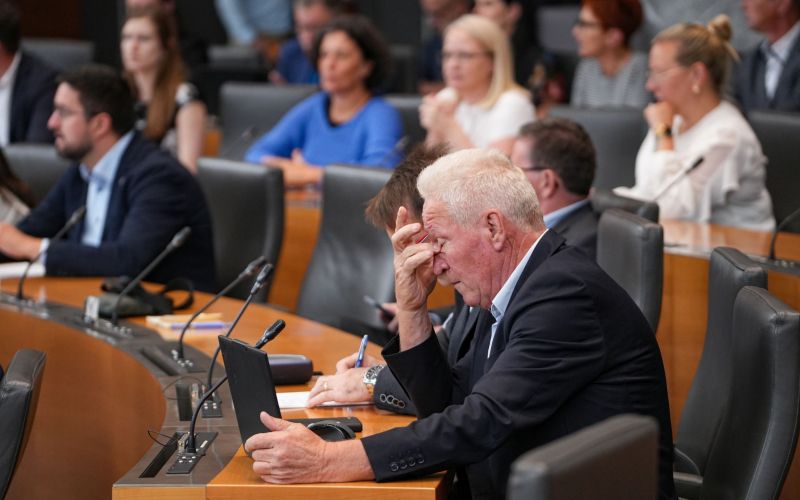 poslanci, parlament, izredna seja.jpg