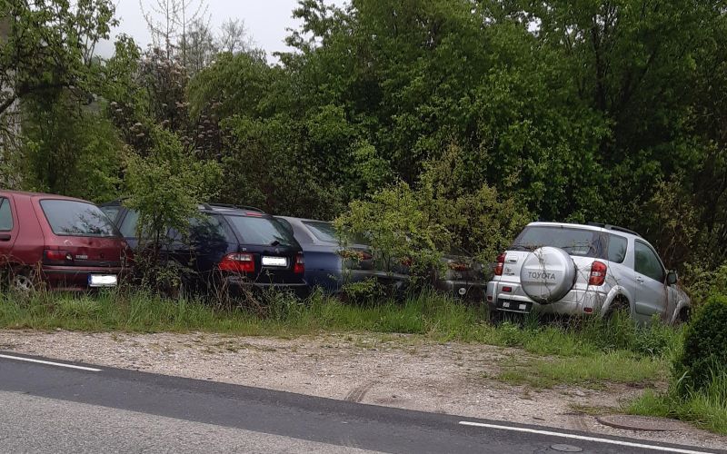 avtomobili pred hišo.jpg