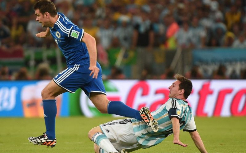 misimovic messi pm.jpg