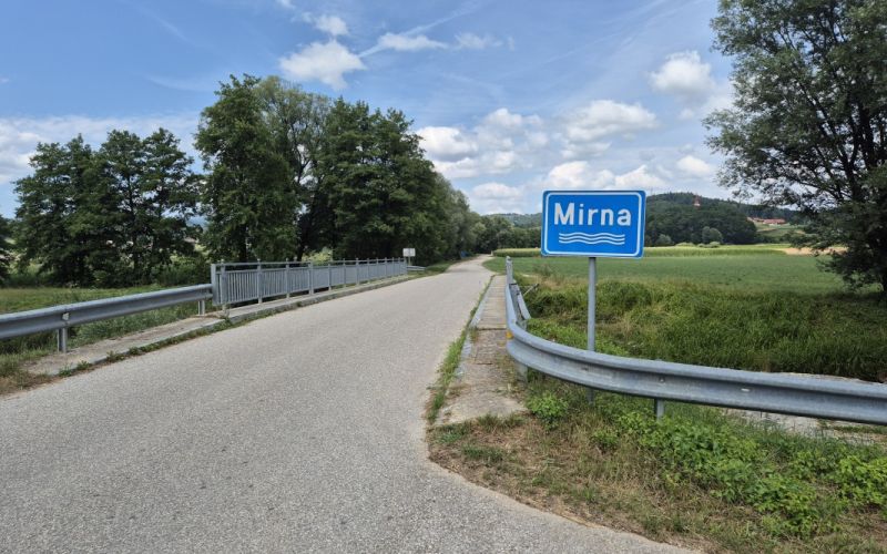 Na cesti od Sv. Roka do mostu čez Mirno bodo uredili odvodnjavanje, razširili vozišče in prenovili cestišče