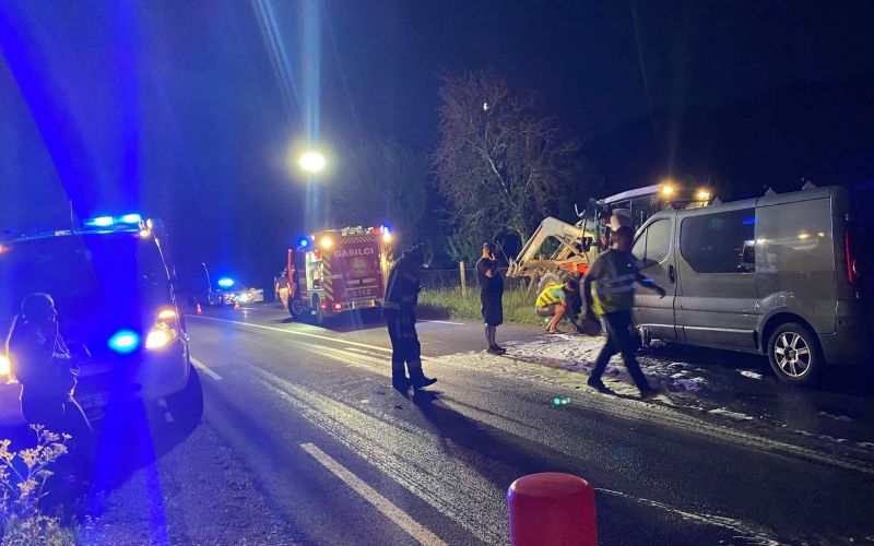 Na cesti Črmošnjice—Črnomelj pri naselju Srednja vas je gorelo kombinirano vozilo