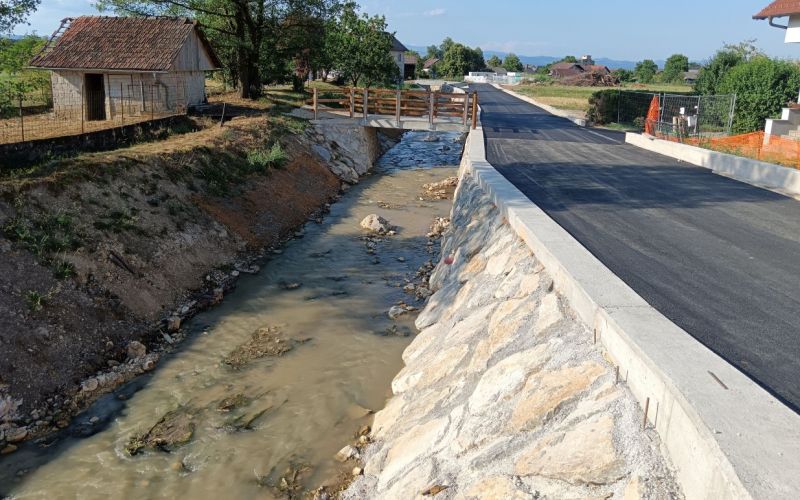 V Šmarju so dela končana, struga je urejena, imajo nov most, skratka Šentjernejčani so prepričani, da voda ob poplavah ne bo več prihajala do Šentjerneja. Bo tako razumela tudi država?