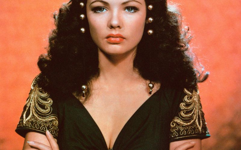 Studii so Gene Tierney radi predstavljali v razkošnih in eksotičnih kostumih, ki so poudarjali njeno