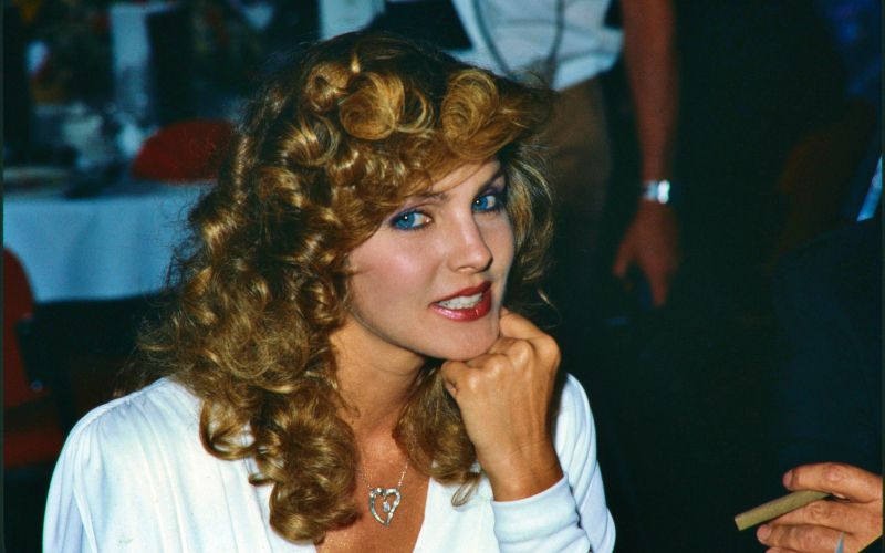 Priscilla Presley leta 1984, ko je že gradila samostojno kariero igralke, podjetnice in avtorice ter se počasi osvobajala oznake »Elvisova žena«.-0302488736.jpg