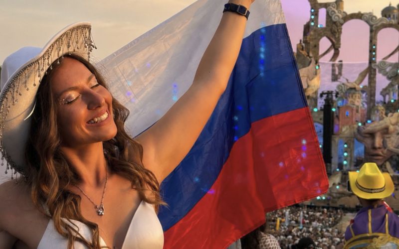 Tudi sredi Belgije ni pozabila, od kod prihaja – Lara je na Tomorrowlandu ponosno razvila slovensko zastavo.