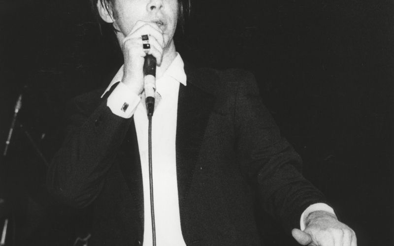 Londonski Town and Country Club leta 1988. Nick Cave je že tedaj nastopal kot temačni pridigar, ki j