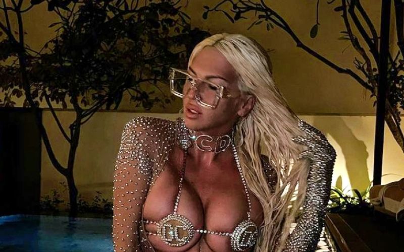 Jelena Karleuša zna vedno poskrbeti, da se govori o njej. 706e9fe6606d9911cdd1cf6ae003e87e.jpeg