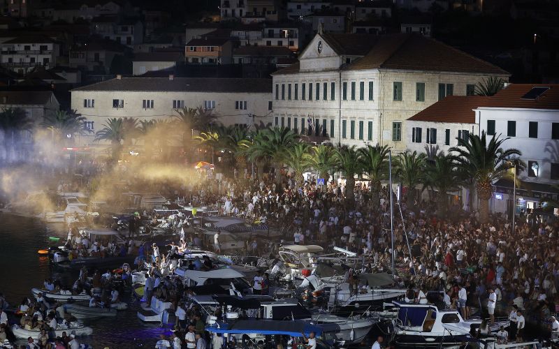 Trag u beskraju, Vela Luka 2