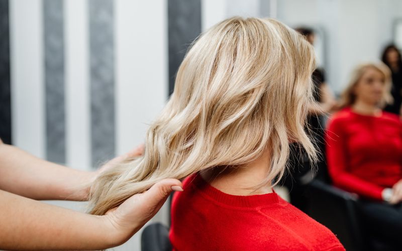 ženska frizura, blond, svetli lasje