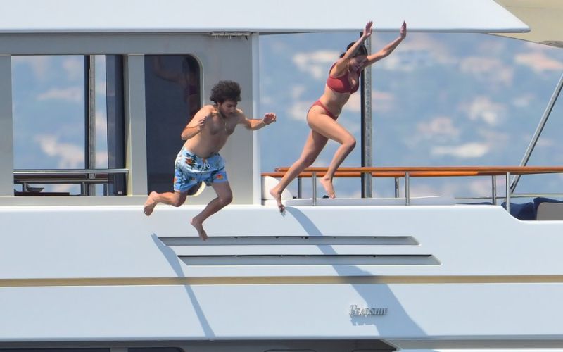 Selena Gomez in Benny Blanco sta z razkošne jahte brez oklevanja skočila v morje