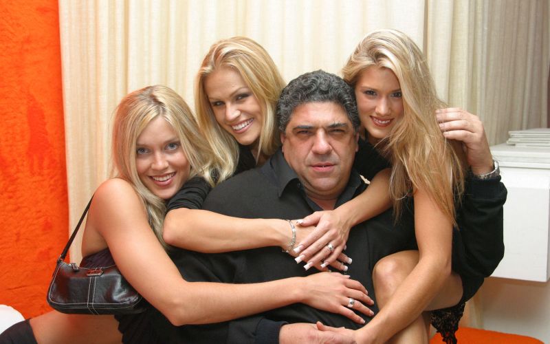 Vincent Pastore je leta 2002 v Miamiju poziral z modeli Jill Smith, Lindsey Hathaway in Heidi Baillargeon, ki so sodelovale pri koledarju Hooters za leto 2003.