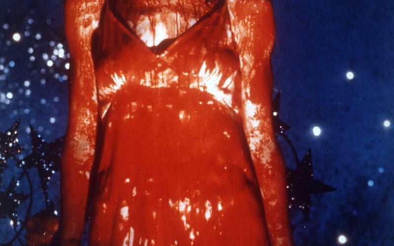 Sissy Spacek v nepozabnem prizoru iz filma Carrie iz leta 1976. Podoba dekleta, prelitega s prašičjo