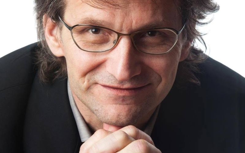 Rok Zavrtanik, direktor založbe Sanje, urednik, pesnik in esejist, se je z idejo o zbirki protestne poezije ukvarjal kar dve desetletji.
