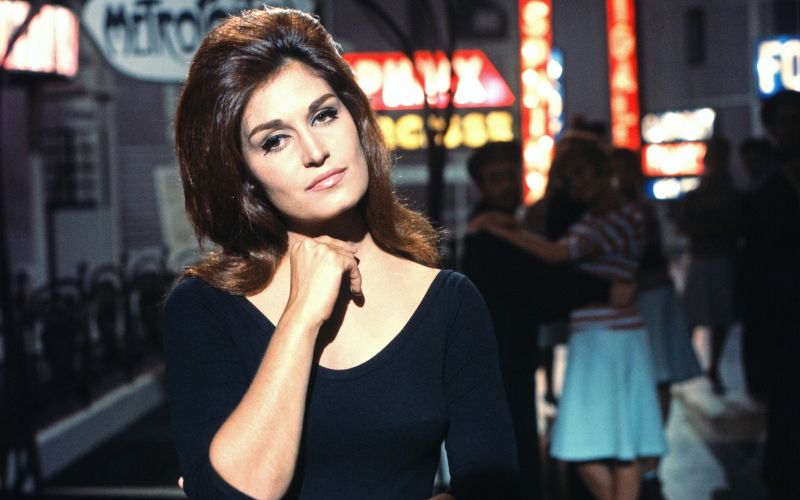 V nemški oddaji Lieben Sie Show …? februarja 1963, ko je bila še temnolasa lepotica. Že naslednje le