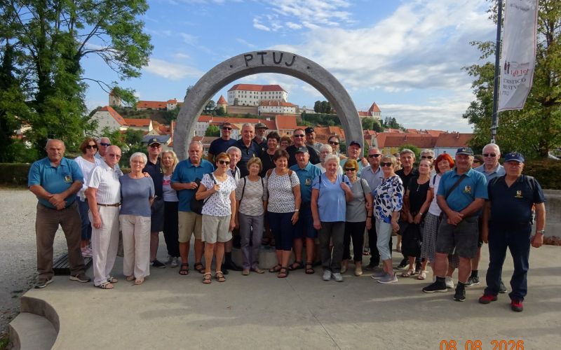 1_Skupinska fotografija pred začetkom ogleda Ptuja.JPG