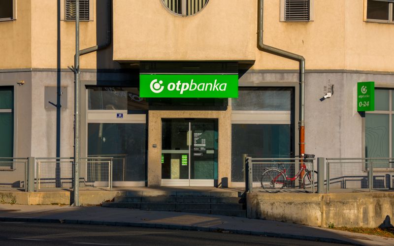 Poslovalnica OTP banke Aškrčeva v Celju.jpg