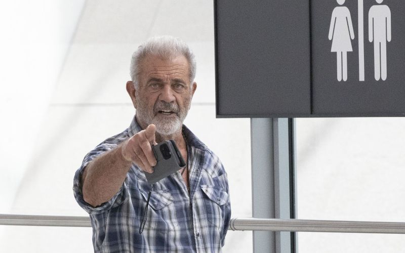 Mel Gibson se je znašel v "čudni situaciji" ... Se bo kaj premaknilo ali bo moral nekomu drugemu predati režiserski stolček?