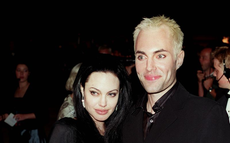 Angelina Jolie in James Haven na zabavi revije Vanity Fair po podelitvi oskarjev leta 2000. Brat in sestra sta si že od nekdaj zelo blizu, njun poljub tistega večera pa je sprožil pravo medijsko norijo.