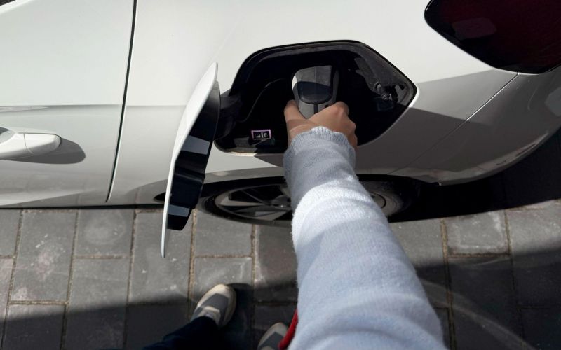 polnjenje, električni avto.jpg