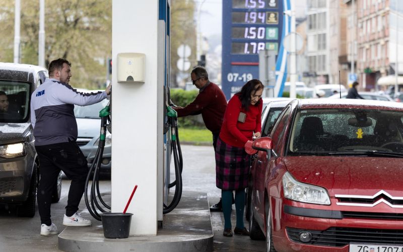 bencinski servis, ina, zagreb, točenje goriva.jpg