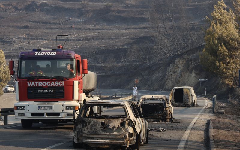 omiš gasilci požar avtomobili.jpg