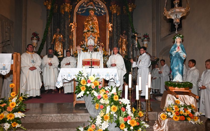 procesija-z-luckami, grad, romarji, velka-mesa