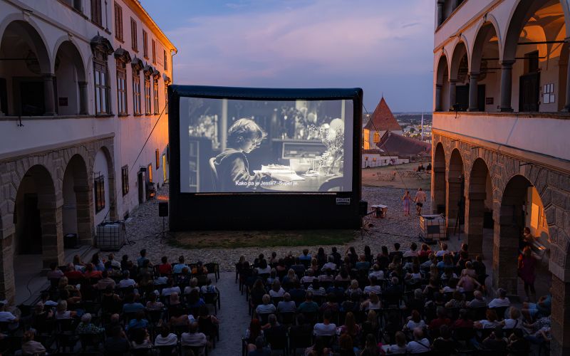kino-brez-stropa