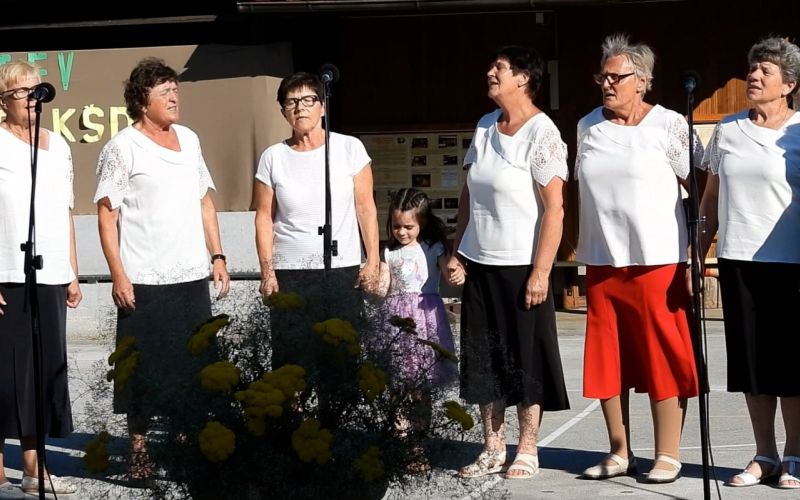Ljudske pevke s Telč na Telški žetvi. Njihov glas sicer seže v deveto vas in še dlje – do Ohrida na jugu in Essna na severu
