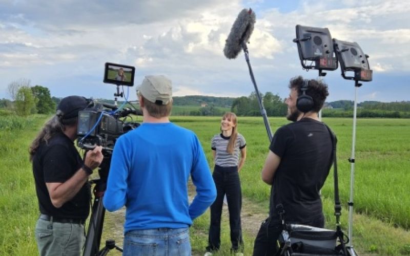 Barbara s svojo terensko ekipo med snemanjem oddaje o samostojni Sloveniji